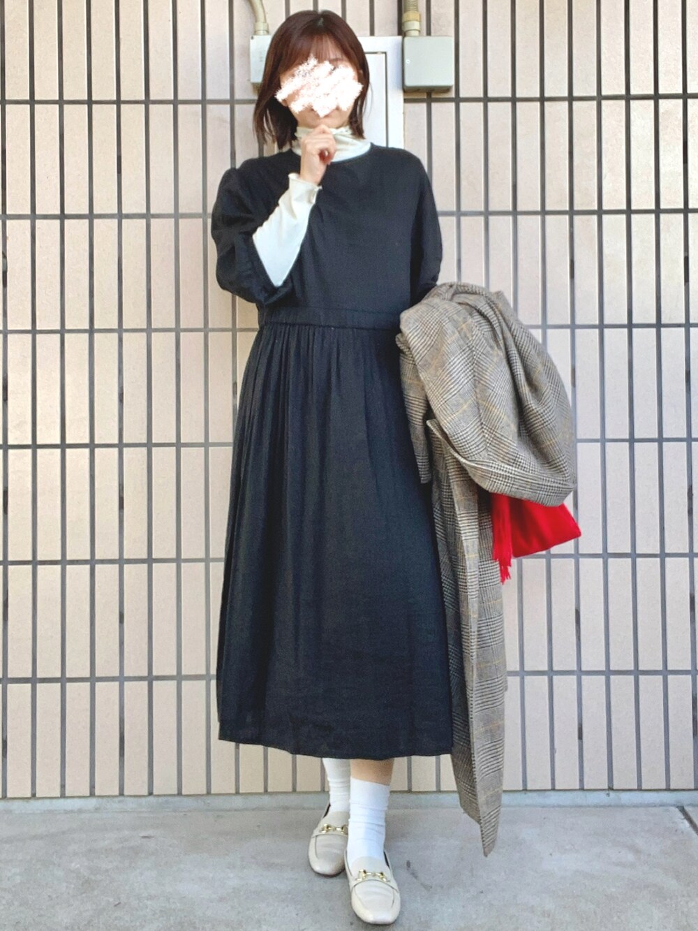 ブラウン系のチェスターコートを着用したレディースの春コーディネートの2枚目の写真