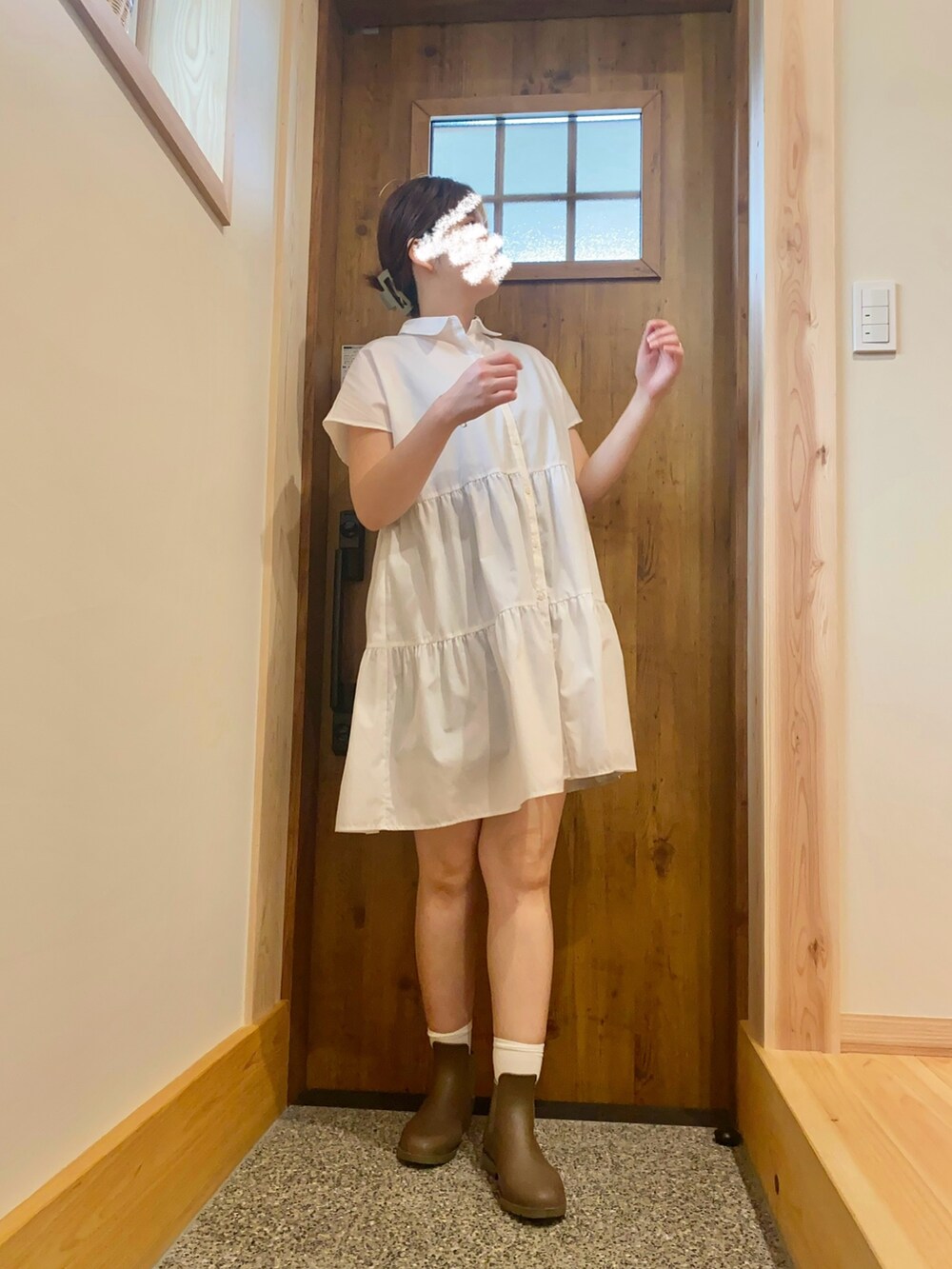 ホワイト系のシャツワンピースを着用したレディースの秋コーディネートの2枚目の写真