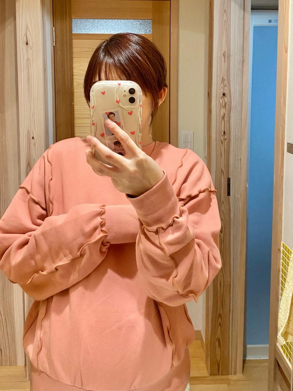 ブラウン系のショルダーバッグ、ピンク系のカーディガン/ボレロを着用したレディースの春コーディネートの3枚目の写真