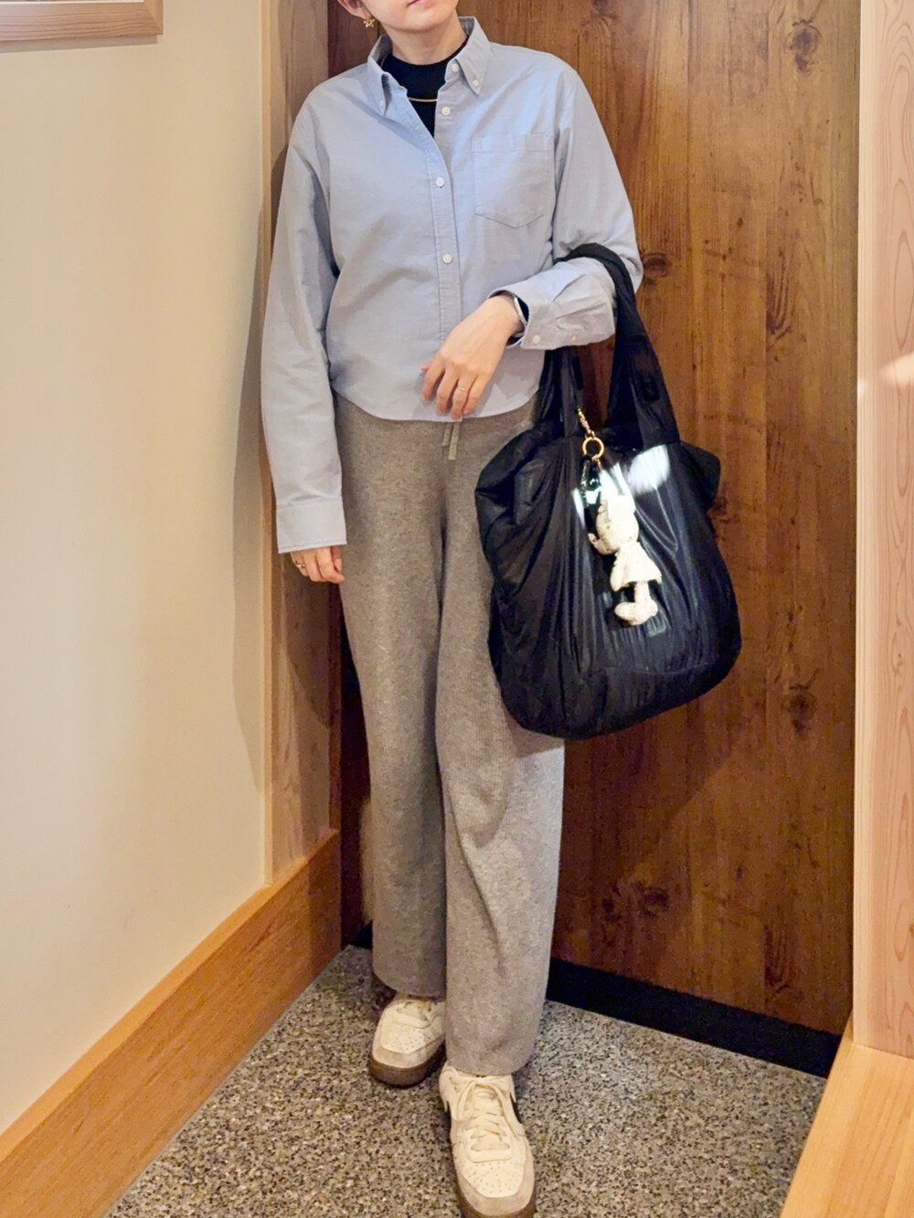 「春服、休日スタイル、ママファッション、マタニティ、春コーデ、シャツスタイル、30代コーデ、春服コーデ、キレイめ、マタニティコーデ」｜「SEE BY CHLOEのアイテム（バッグ、ブラック系）」を使った、きなまろさん（骨格ストレート・レディース・165cm）の春コーディネートの2枚目の写真