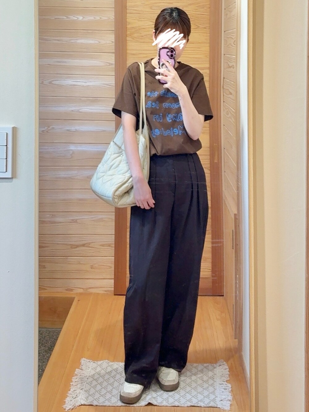 ブラウン系のTシャツ/カットソーを着用したレディースの秋コーディネートの2枚目の写真