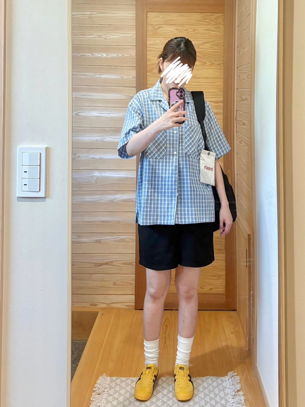 ブルー系のシャツ/ブラウス、イエロー系のスニーカーを着用したレディースの夏コーディネートの2枚目の写真