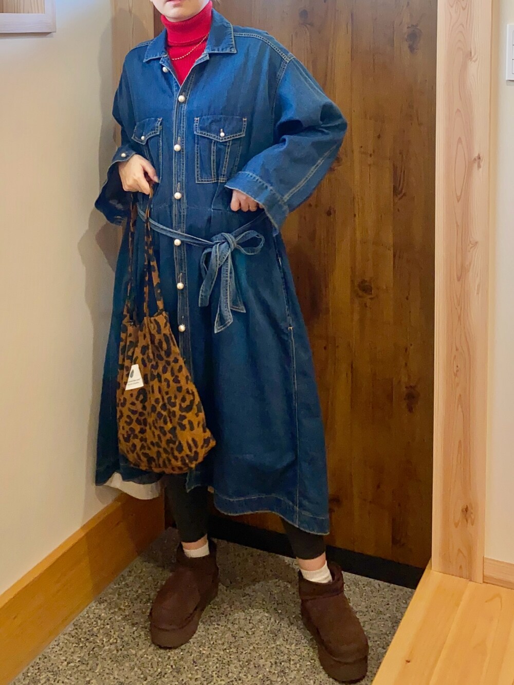 ブラウン系のブーツ、ブルー系のワンピース/ドレスを着用したレディースの冬コーディネートの2枚目の写真