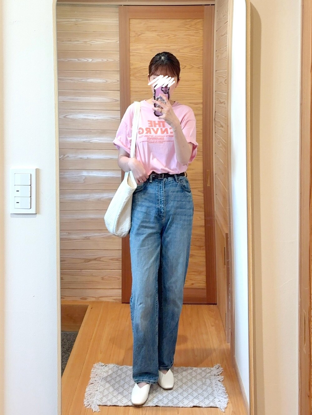 ピンク系のTシャツ/カットソーを着用したレディースの秋コーディネートの2枚目の写真