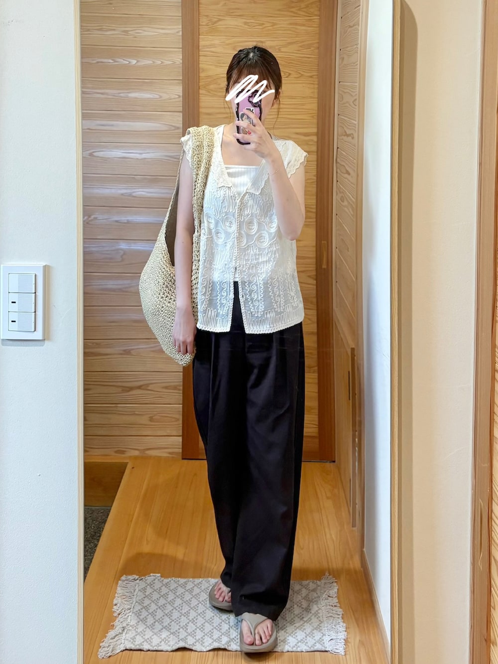 ホワイト系のシャツ/ブラウスを着用したレディースの秋コーディネートの2枚目の写真