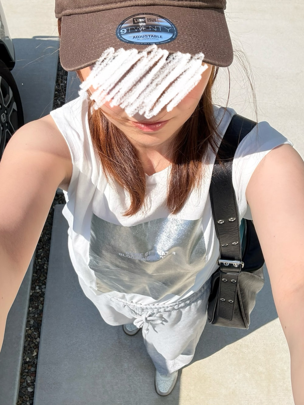 ホワイト系のTシャツ/カットソー、ブラウン系のキャップを着用したレディースの夏コーディネートの2枚目の写真