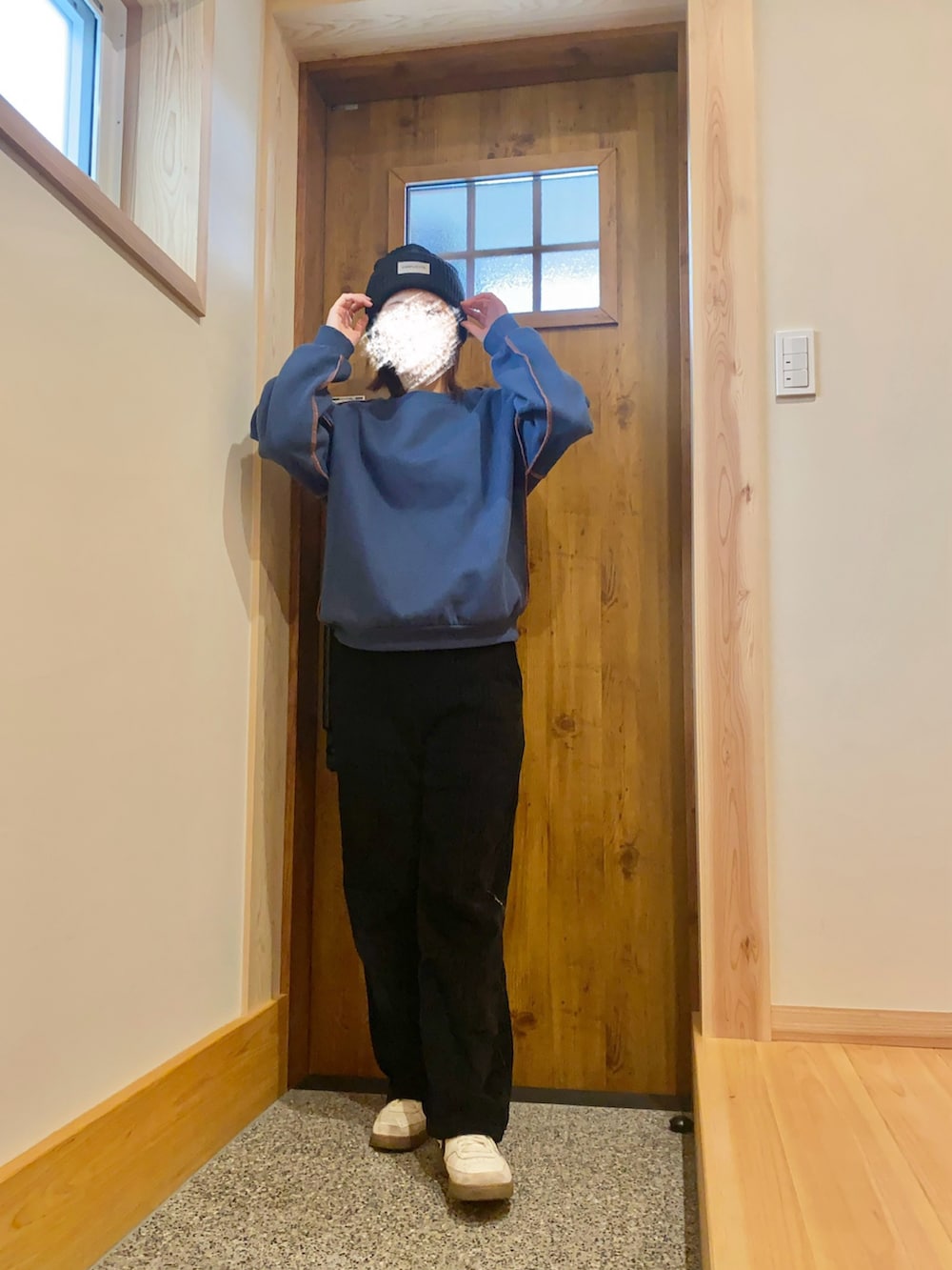 ブルー系のスウェット、ブラック系のニットキャップ/ビーニーを着用したレディースの冬コーディネートの2枚目の写真