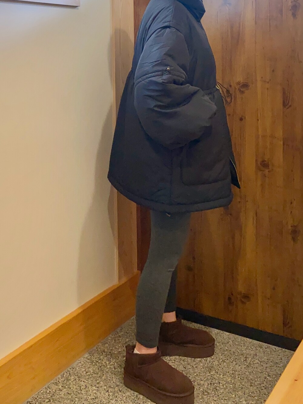 グリーン系のニット/セーターを着用したレディースの春コーディネートの3枚目の写真