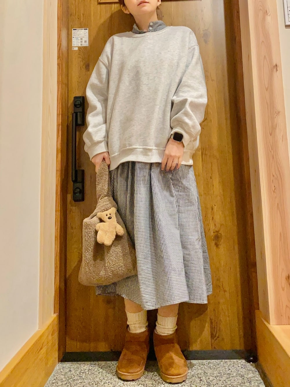 「ラフコーデ、ワンピース、スウェット、ママファッション、マタニティ、ママコーデ、冬服、ギンガムチェック、楽チンコーデ、スウェットコーデ、大人女子」｜「NATURAL BEAUTY BASICのアイテム（ワンピース/ドレス、ブラック系）」を使った、きなまろさん（骨格ストレート・レディース・165cm）の冬コーディネートの2枚目の写真