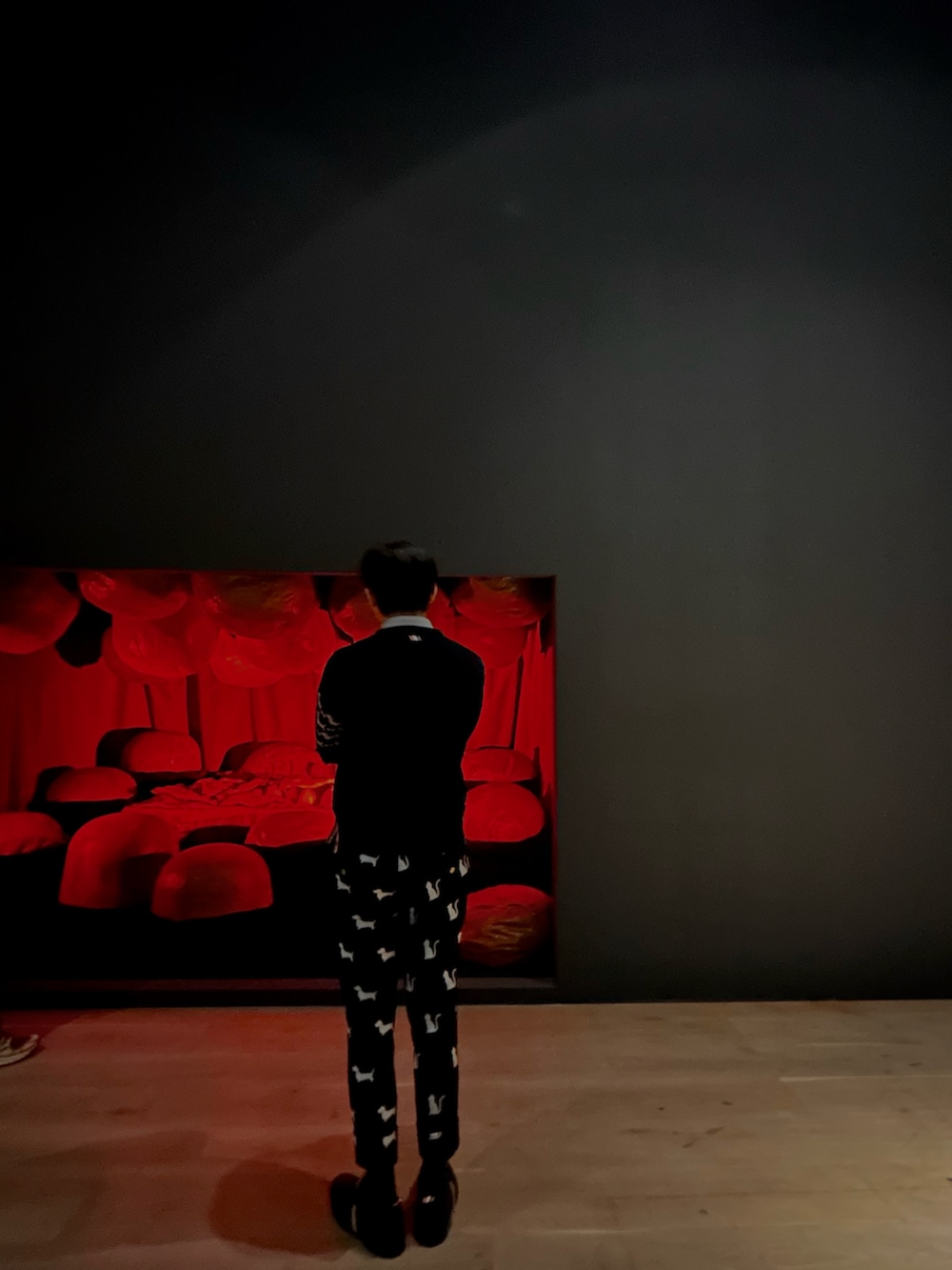 その他のシャツ/ブラウス、ブルー系のネクタイ、ブルー系のカーディガン/ボレロを着用したメンズの秋コーディネートの2枚目の写真