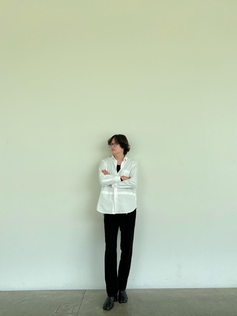 ホワイト系のシャツ/ブラウス、ブラック系のチノパンツ、ブラック系のブーツを着用したメンズの夏コーディネートの2枚目の写真