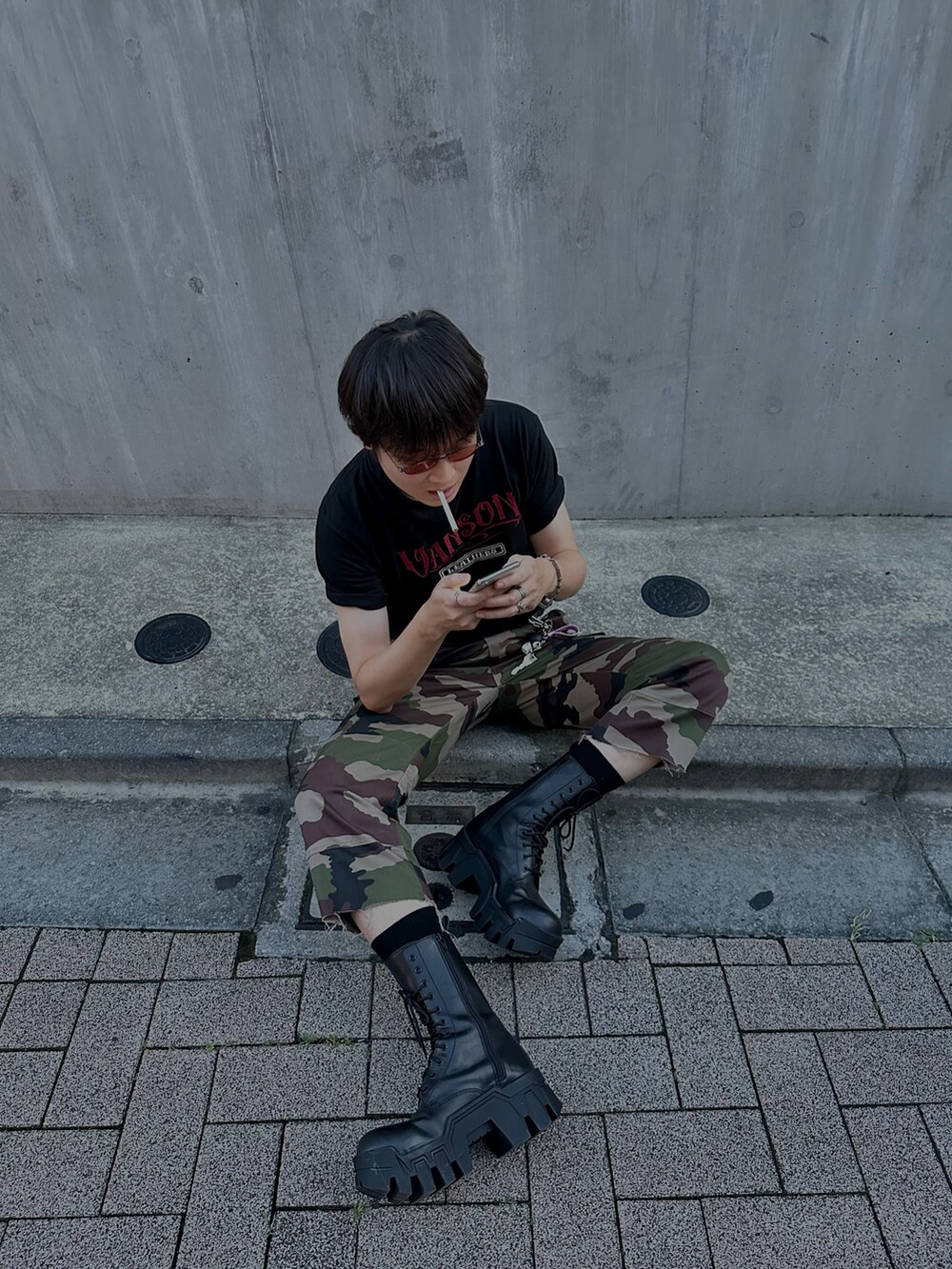 ブラック系のTシャツ/カットソー、その他のカーゴパンツ、ブラック系のシューズを着用したメンズの夏コーディネートの2枚目の写真