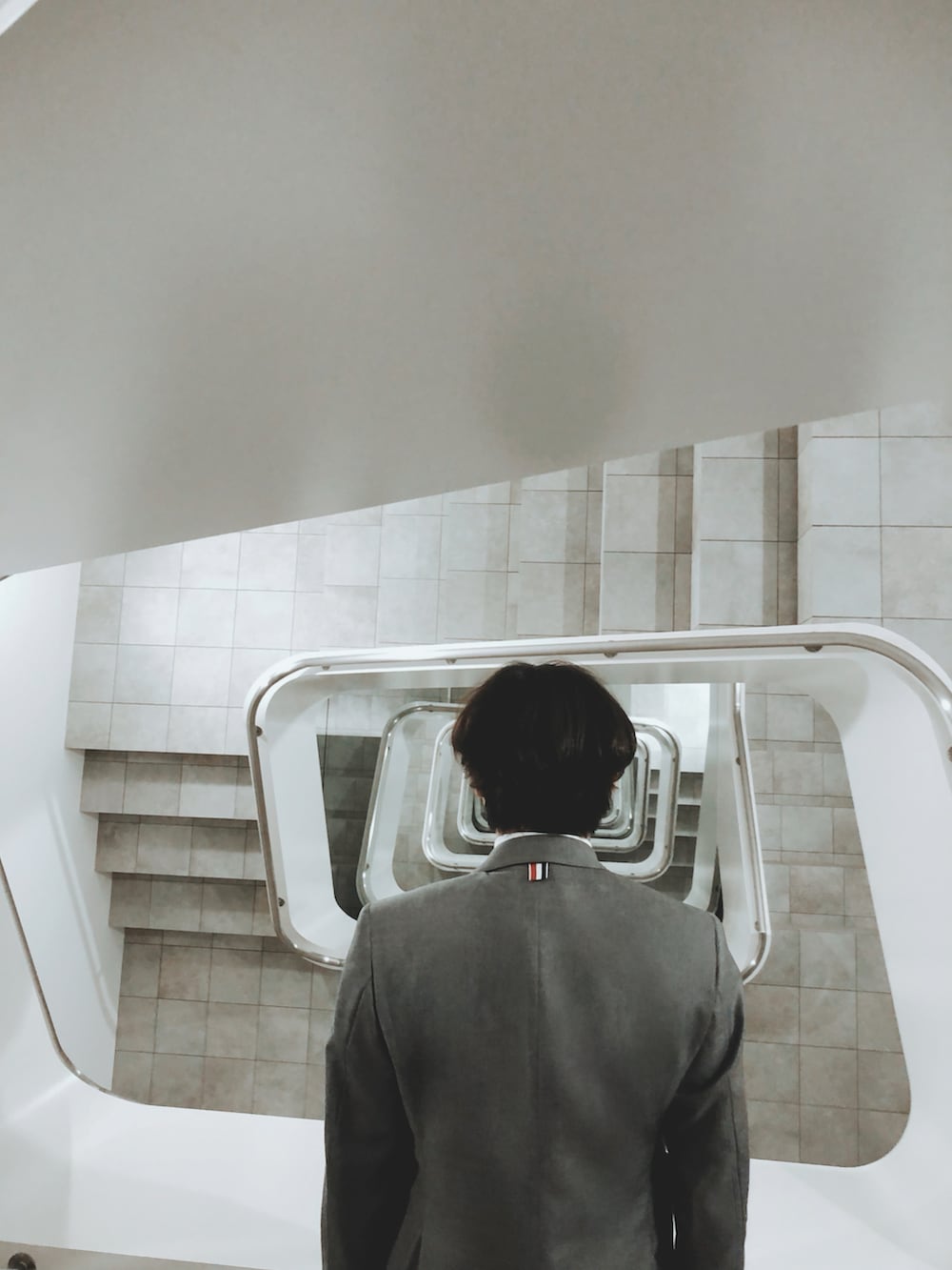 グレー系のスーツセット、ブラック系のローファー、グレー系のネクタイを着用したメンズの夏コーディネートの4枚目の写真