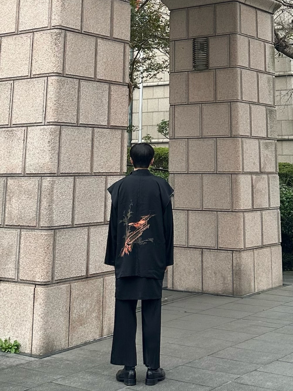 ブラック系のジャケット/アウター、ブラック系のパンツ、ブラック系のジャケット/アウターを着用したメンズの秋コーディネートの4枚目の写真