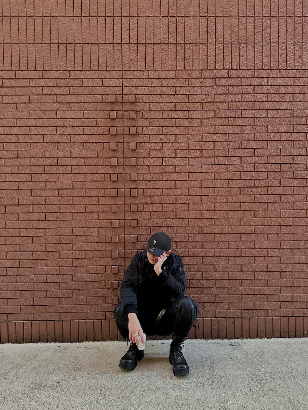 ブラック系のMA-1、ブラック系のTシャツ/カットソー、ブラック系のデニムパンツを着用したメンズの冬コーディネートの2枚目の写真