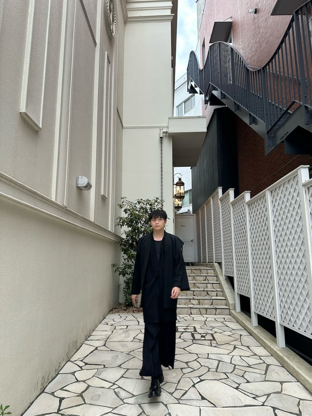 ブラック系のジャケット/アウター、ブラック系のパンツ、ブラック系のジャケット/アウターを着用したメンズの秋コーディネートの2枚目の写真