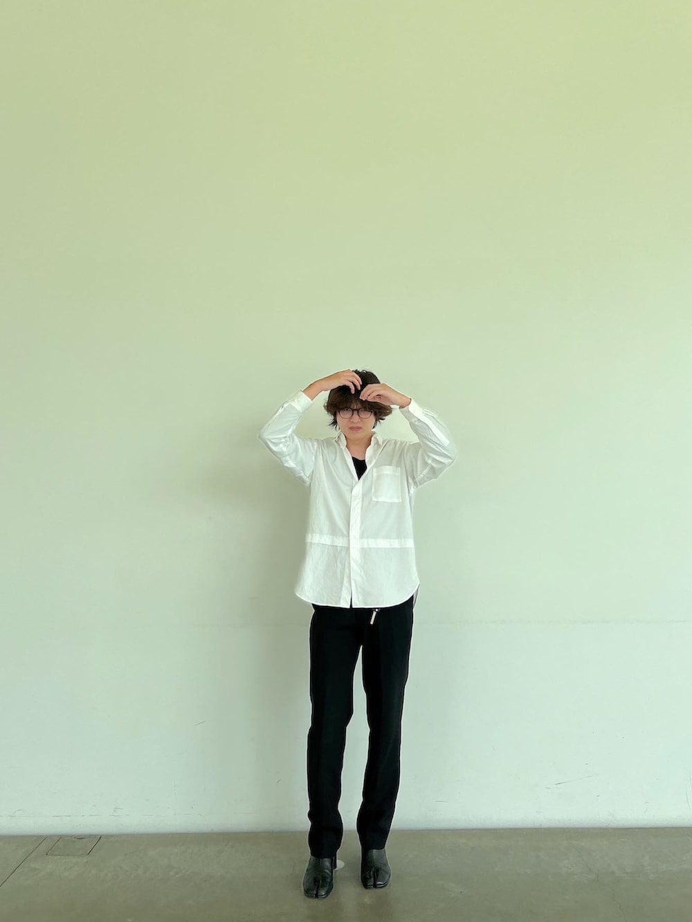 ホワイト系のシャツ/ブラウス、ブラック系のチノパンツ、ブラック系のブーツを着用したメンズの夏コーディネートの3枚目の写真