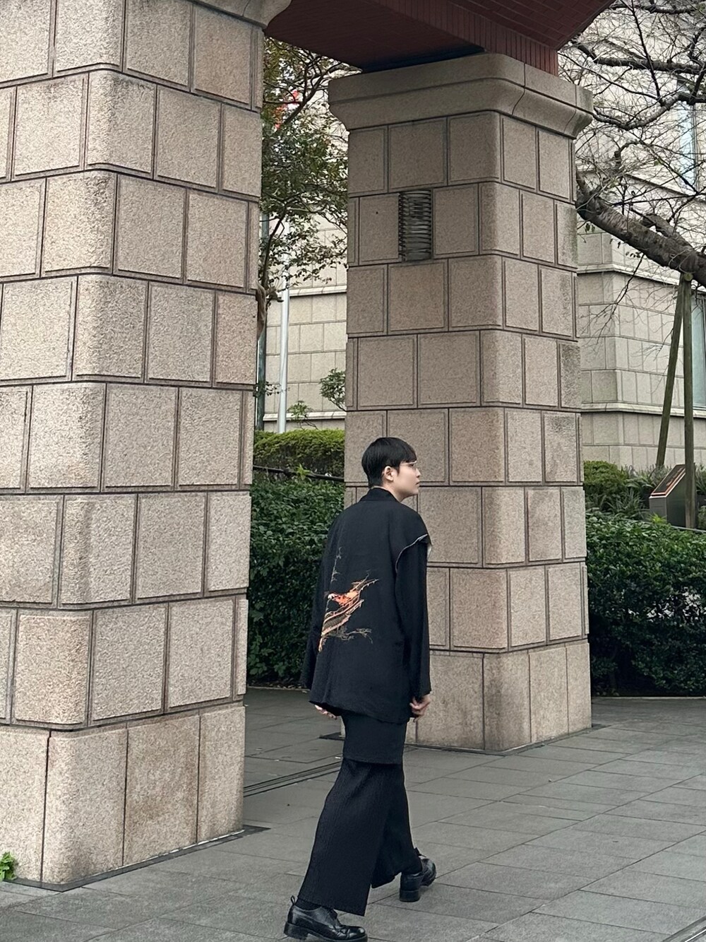 ブラック系のジャケット/アウター、ブラック系のパンツ、ブラック系のジャケット/アウターを着用したメンズの秋コーディネートの3枚目の写真