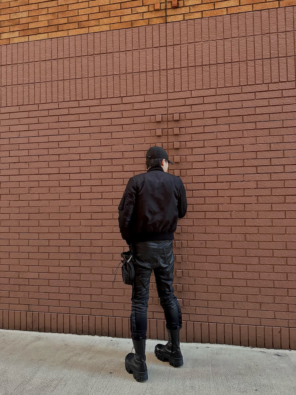 ブラック系のMA-1、ブラック系のTシャツ/カットソー、ブラック系のデニムパンツを着用したメンズの冬コーディネートの3枚目の写真