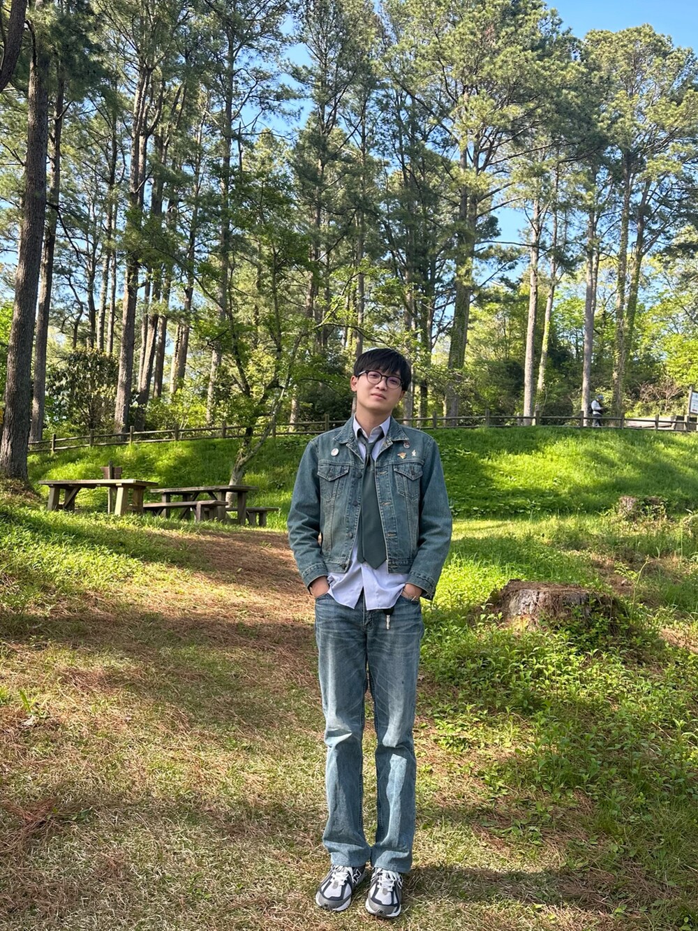 ブルー系のスニーカーを着用したメンズの夏コーディネートの2枚目の写真