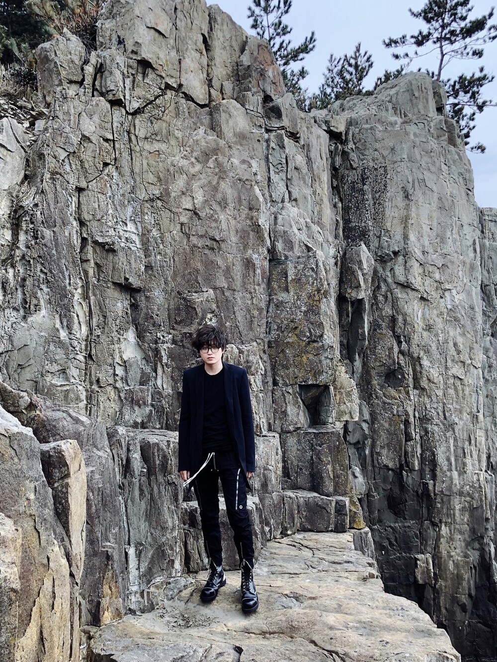 ブラック系のテーラードジャケット、ブラック系のその他パンツを着用したメンズの秋コーディネートの2枚目の写真