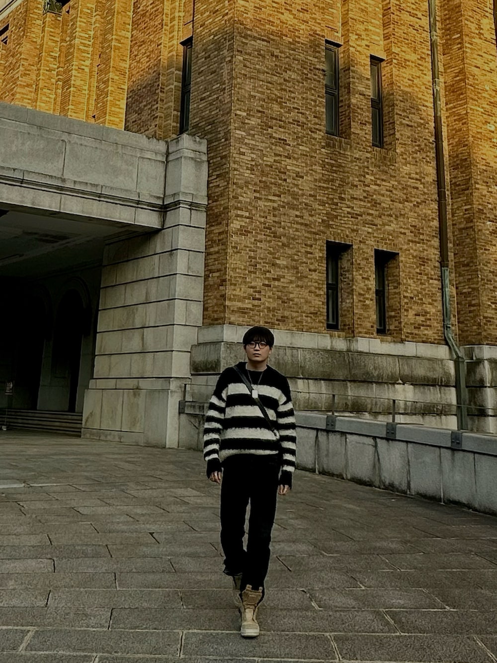 ブラック系のその他パンツ、ブラック系のニット/セーター、ベージュ系のシューズを着用したメンズの冬コーディネートの2枚目の写真