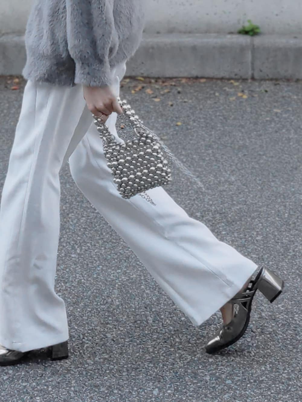 シルバー系のショルダーバッグ、その他のパンプスを着用したレディースの秋コーディネートの2枚目の写真