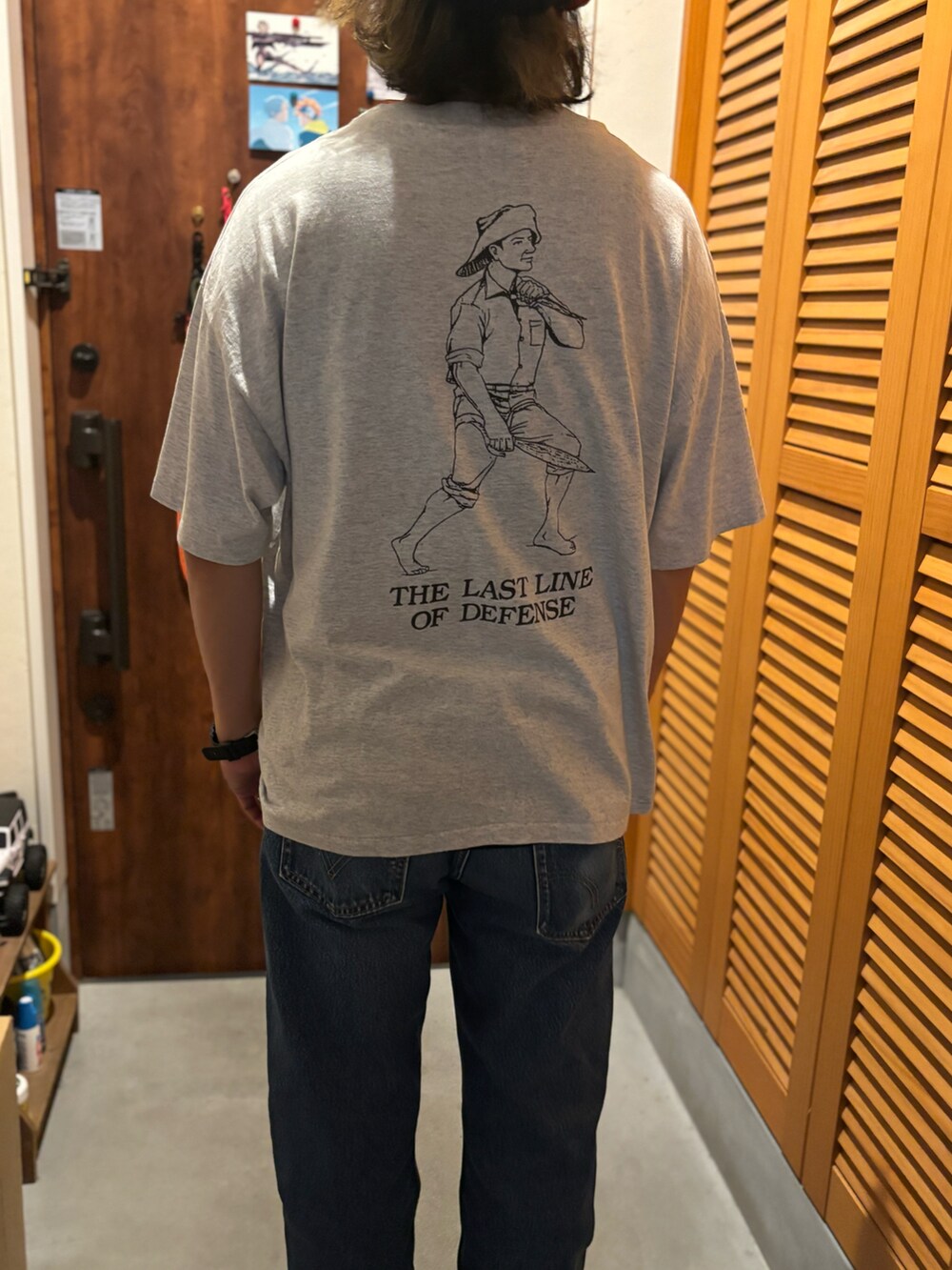 ブラック系のスニーカー、ブルー系のデニムパンツ、ブラック系のデジタル腕時計を着用したメンズの夏コーディネートの2枚目の写真