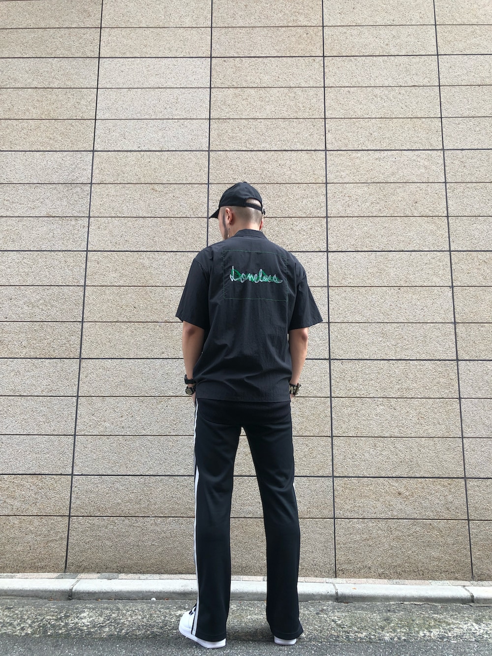 「NIKE、ブラック、ワントーンコーデ、トラックパンツ、LOVELESS、スポーティ、シャツスタイル、オープンカラーシャツ」|「LOVELESSのLVLS ツイルキャップ(キャップ、ブラック系)」を使った、neonさん(メンズ・177cm)の夏コーディネートの2枚目の写真