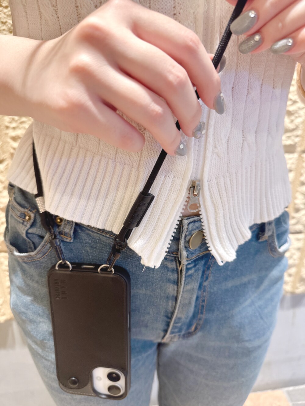 ブラック系のスマホケース/カバー、ブラック系のスマホグッズを着用したレディースの夏コーディネートの2枚目の写真