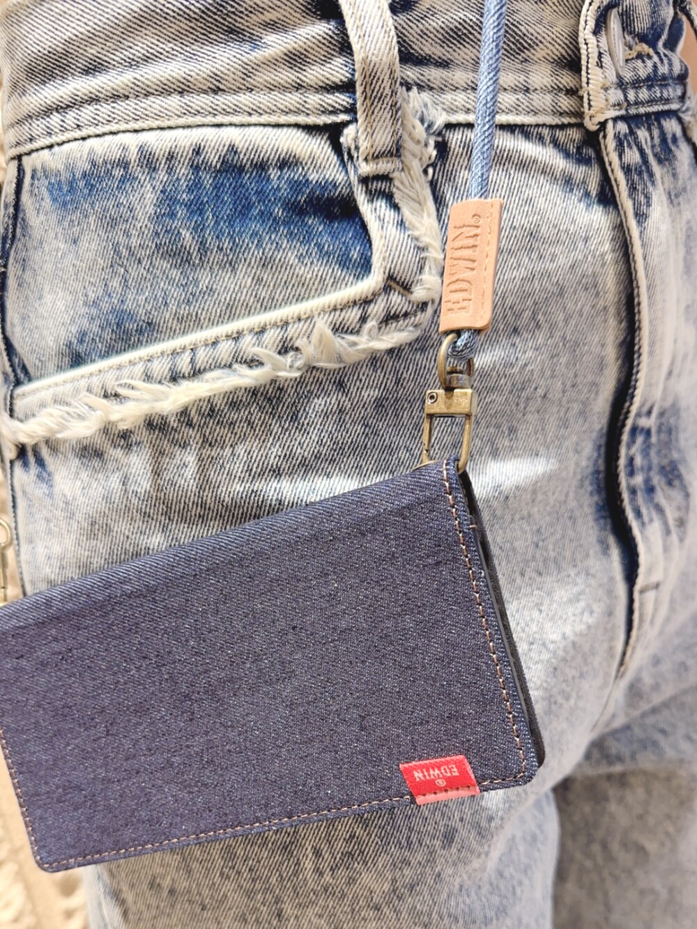 ブルー系のスマホグッズ、ブルー系のスマホケース/カバーを着用したレディースの夏コーディネートの2枚目の写真