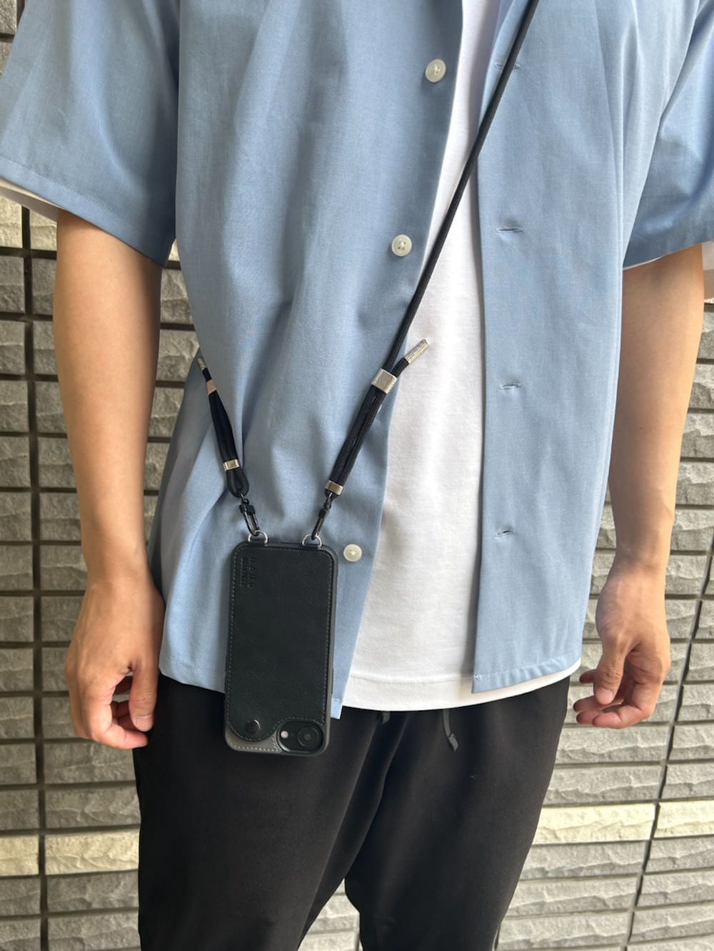 ブラック系のスマホケース/カバーを着用したメンズの夏コーディネートの2枚目の写真