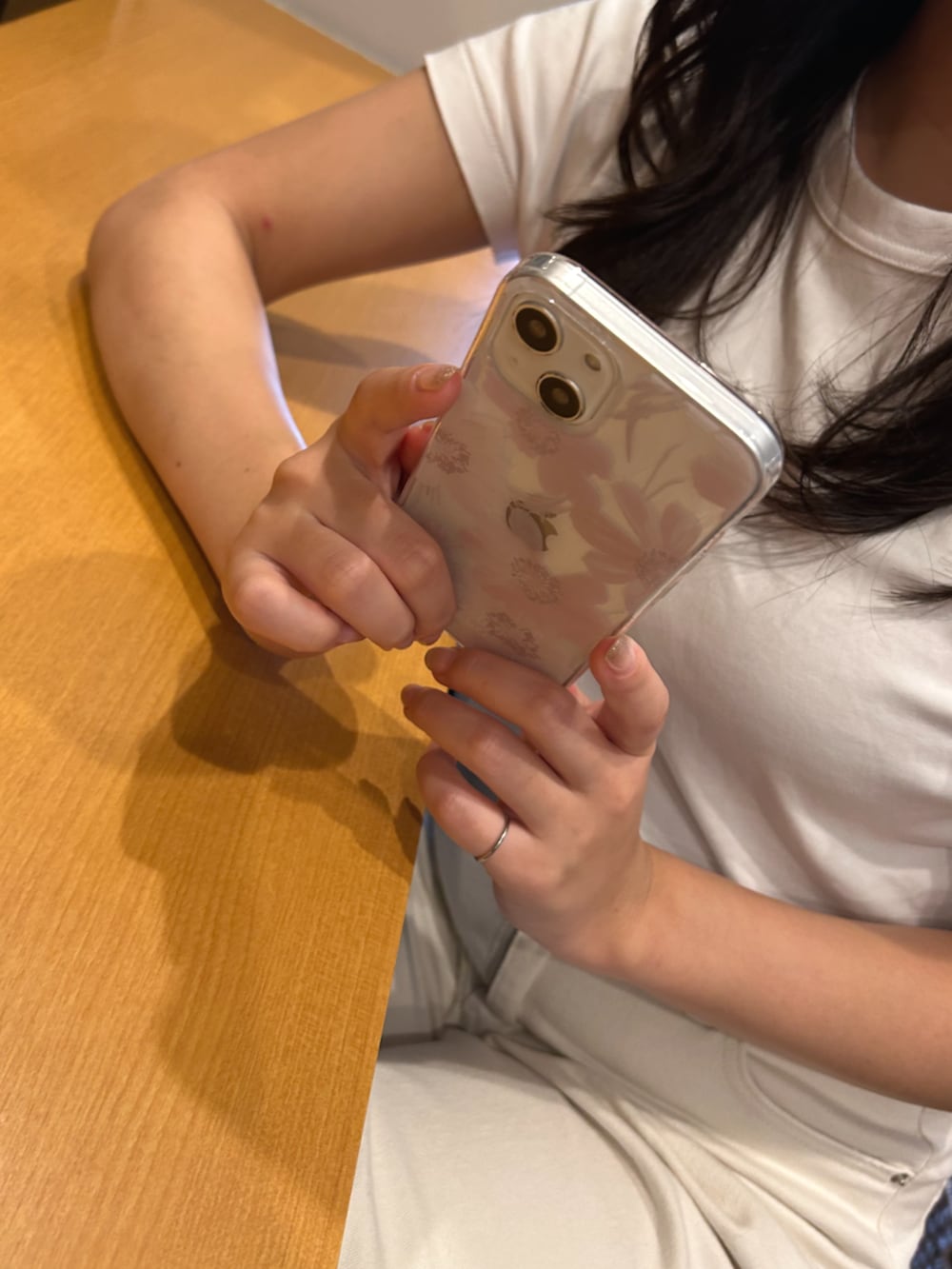 ピンク系のスマホケース/カバーを着用したレディースの夏コーディネートの2枚目の写真