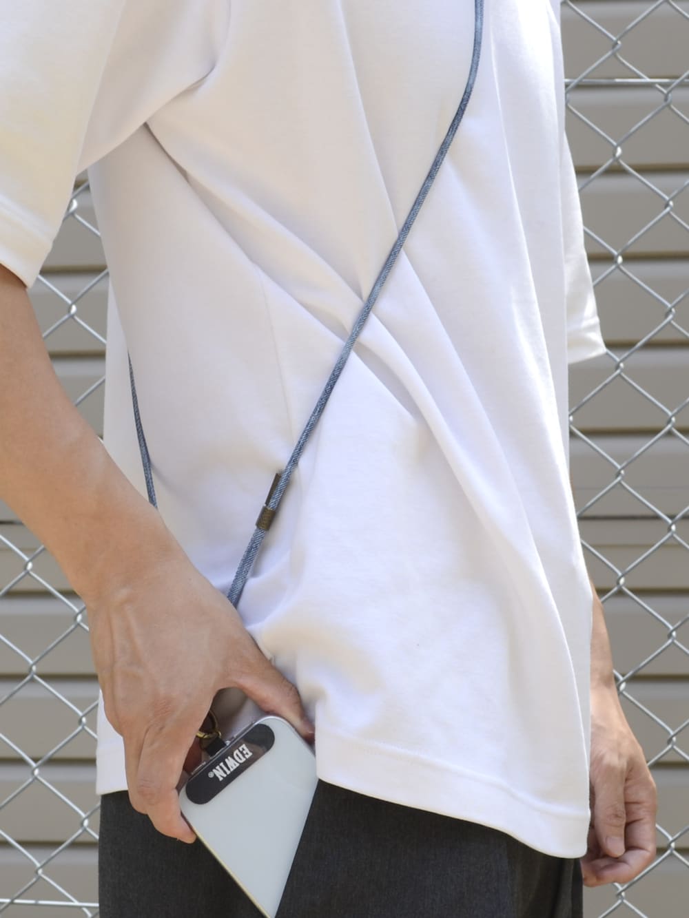 ブルー系のスマホグッズを着用したメンズの夏コーディネートの3枚目の写真