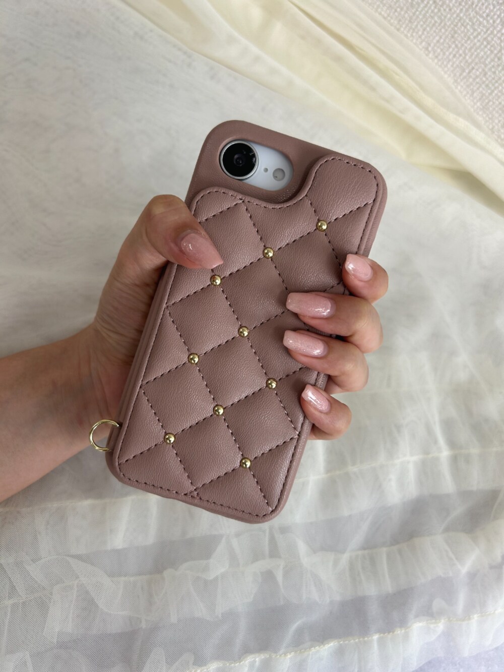 ピンク系のスマホケース/カバーを着用したレディースの夏コーディネートの2枚目の写真