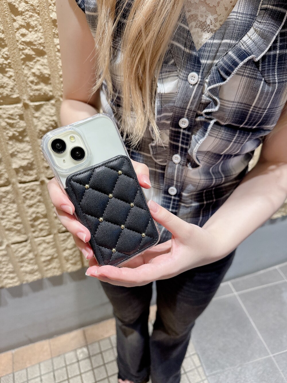 ブラック系のスマホグッズを着用したレディースの夏コーディネートの2枚目の写真