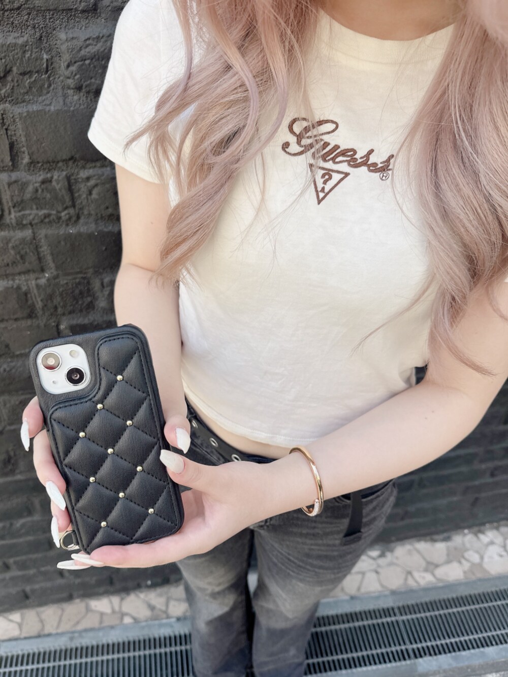 ブラック系のスマホグッズ、ブラック系のスマホケース/カバーを着用したレディースの夏コーディネートの2枚目の写真