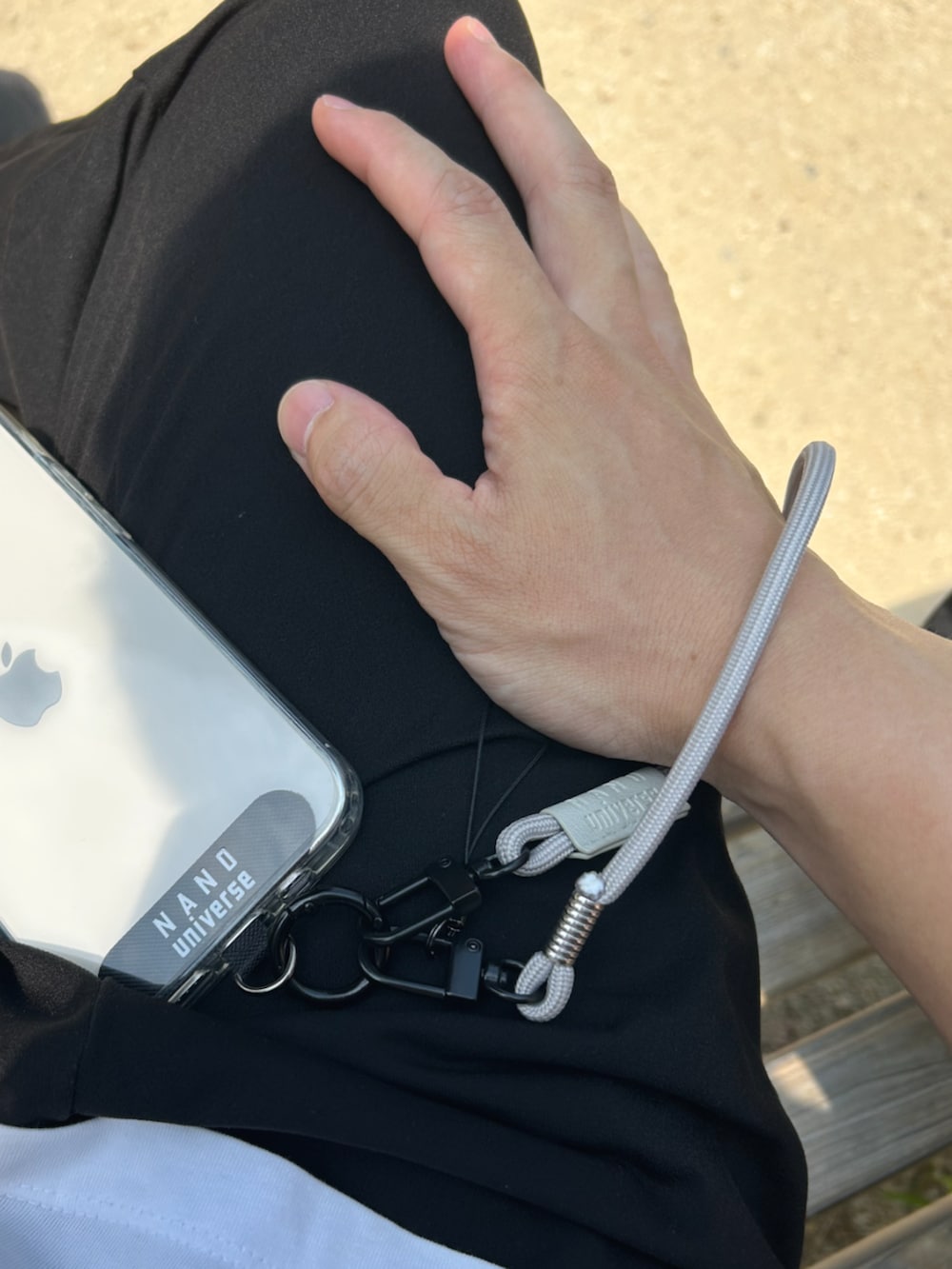 グレー系のスマホグッズを着用したメンズの夏コーディネートの3枚目の写真