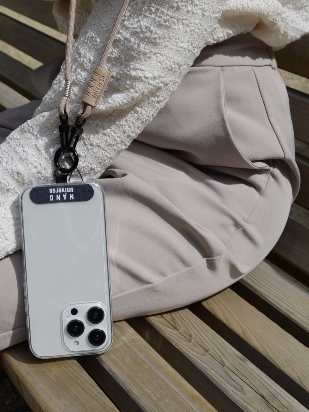 ベージュ系のスマホグッズを着用したレディースの夏コーディネートの3枚目の写真