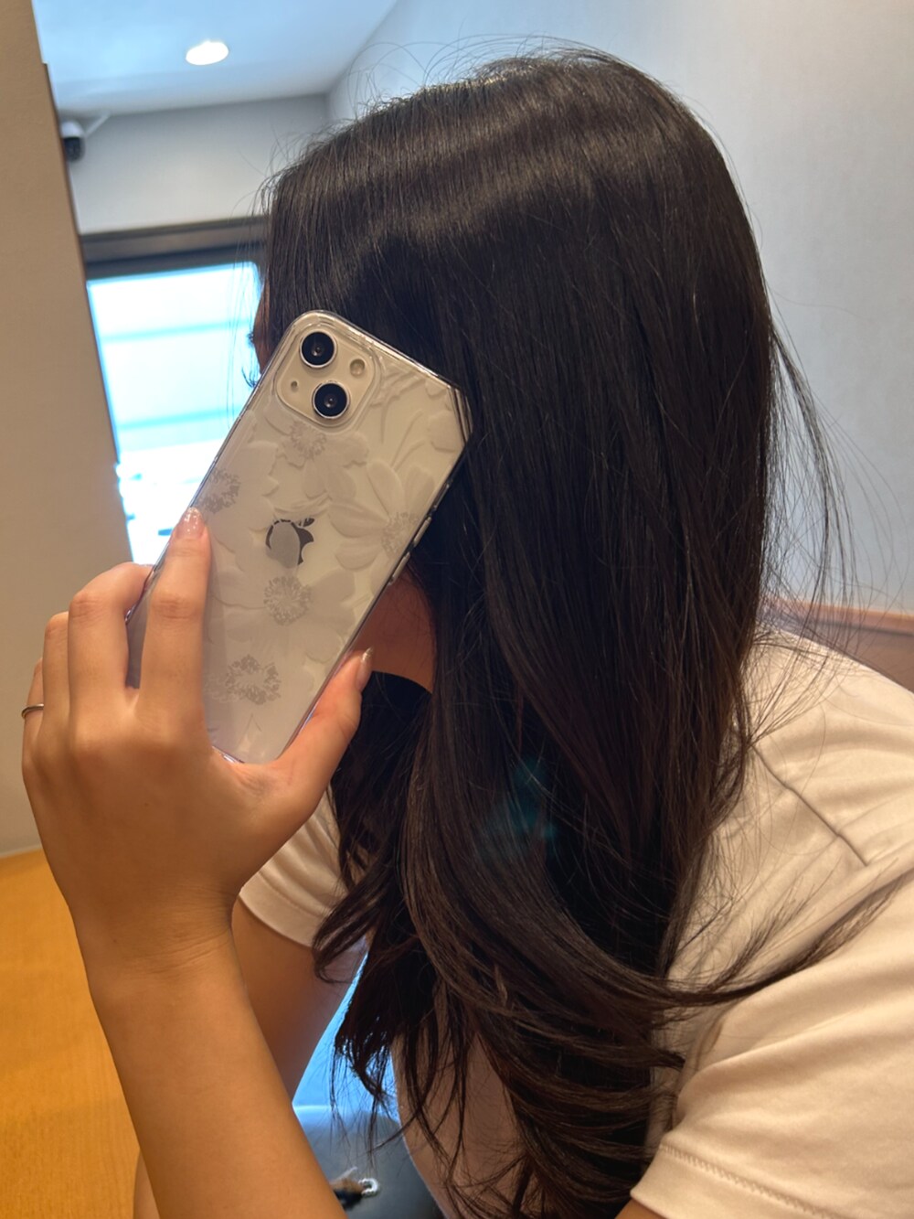 ホワイト系のスマホケース/カバーを着用したレディースの夏コーディネートの2枚目の写真