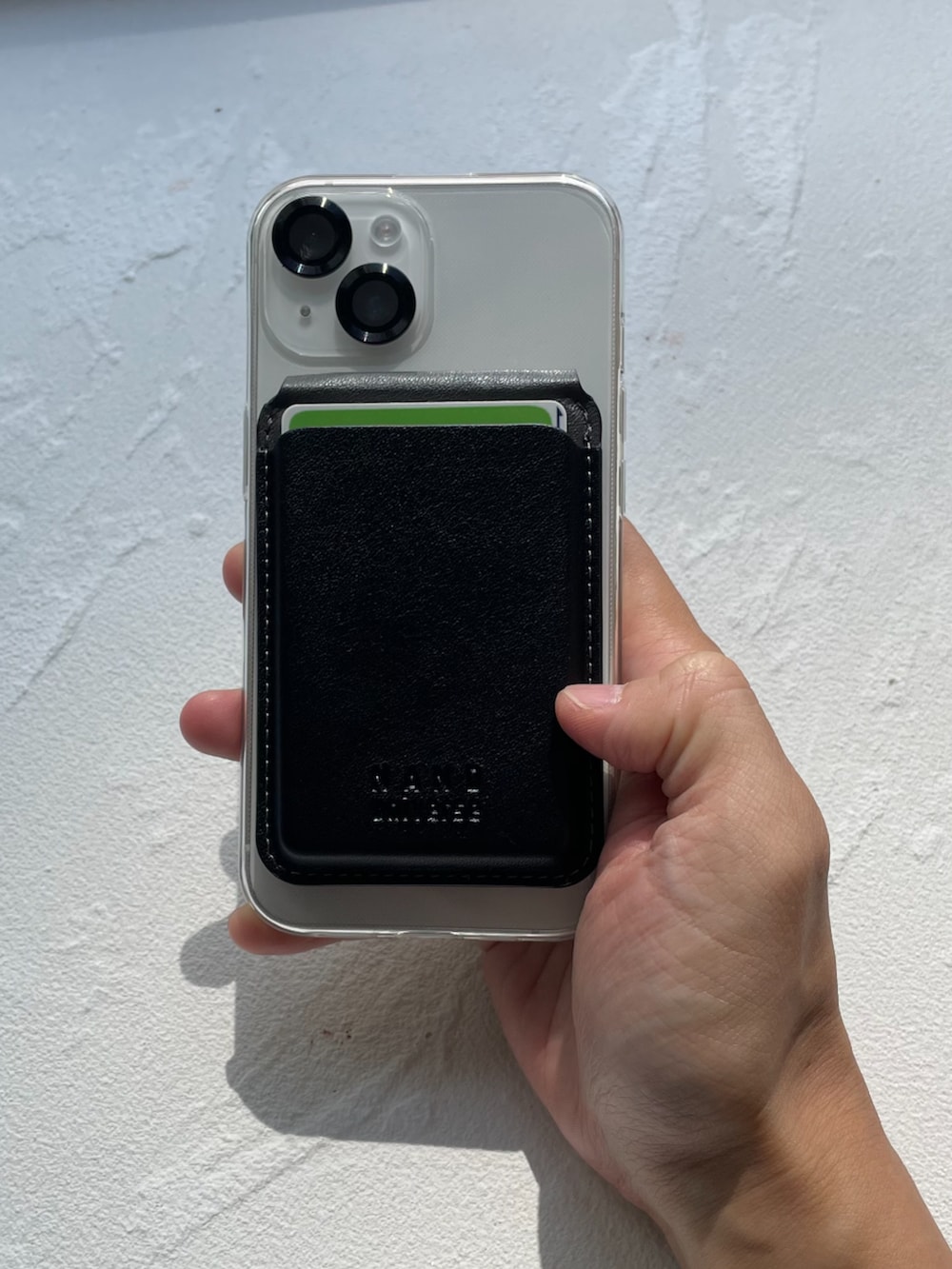 ブラック系のスマホグッズ、ブラック系のスマホグッズを着用したメンズの夏コーディネートの3枚目の写真