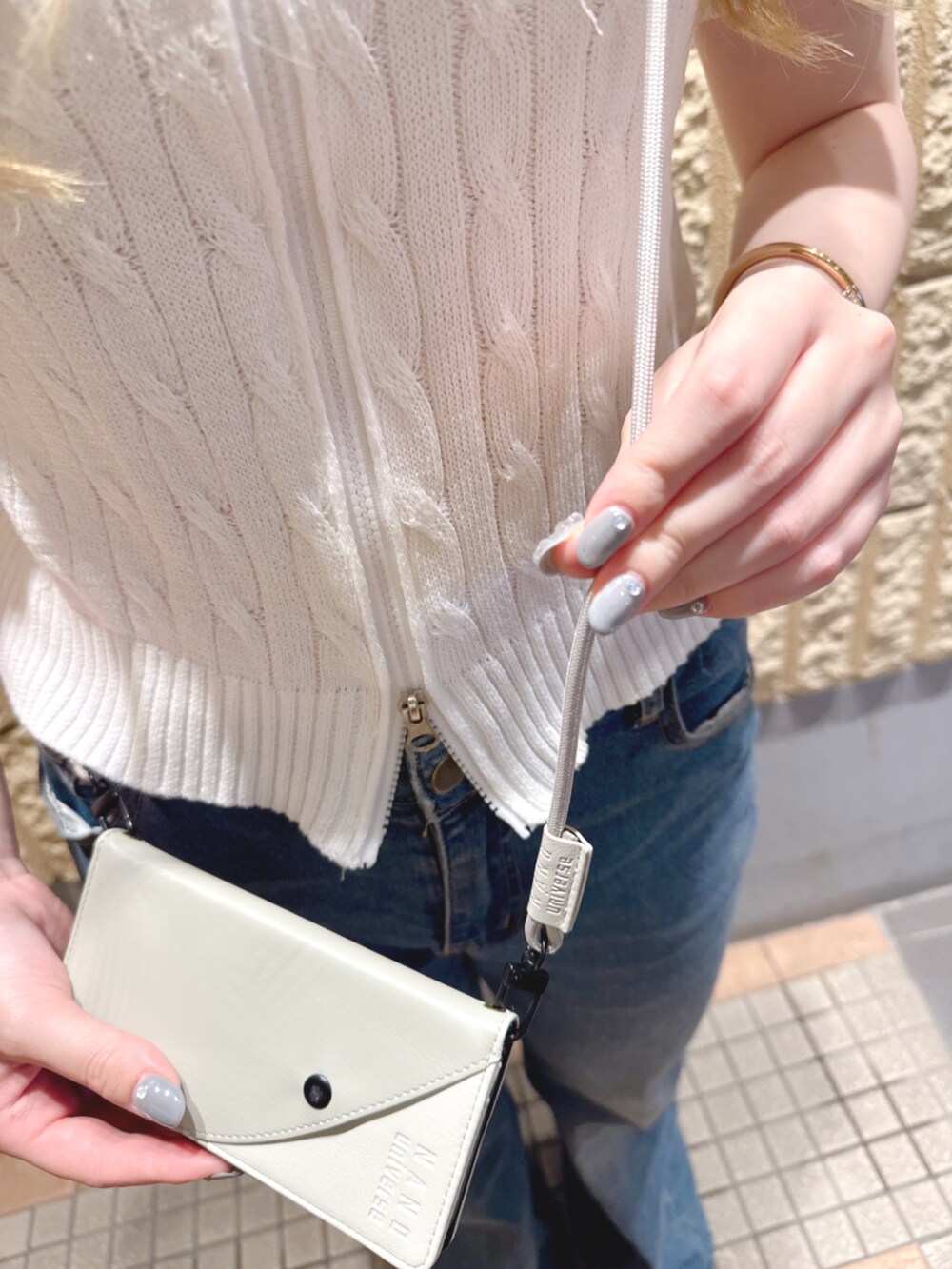 グレー系のスマホグッズ、グレー系のスマホケース/カバーを着用したレディースの夏コーディネートの3枚目の写真