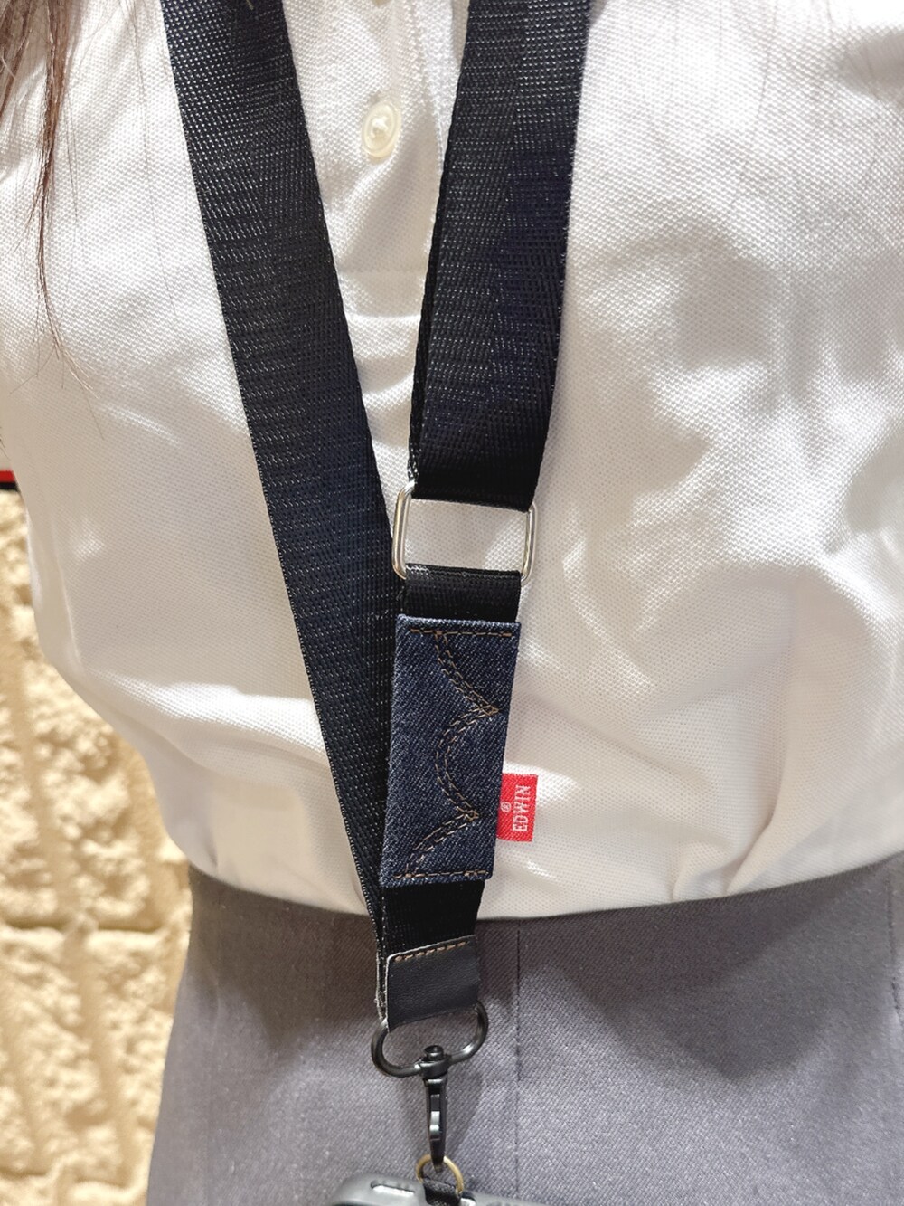 ブラック系のスマホグッズ、ブラック系のスマホケース/カバーを着用したレディースの夏コーディネートの2枚目の写真