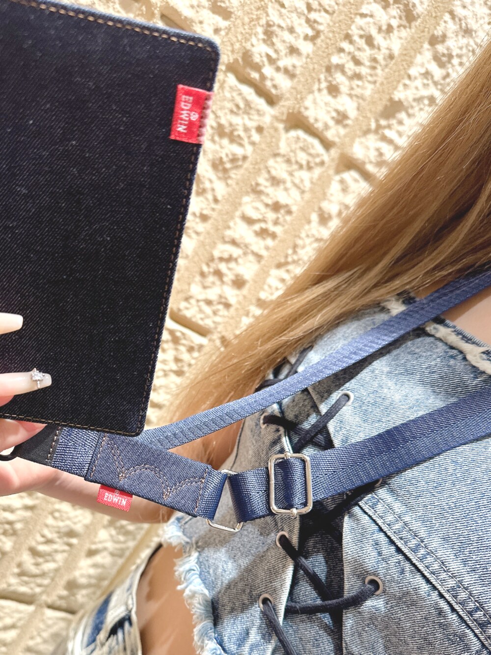 ブルー系のスマホグッズ、ブルー系のスマホケース/カバーを着用したレディースの夏コーディネートの2枚目の写真