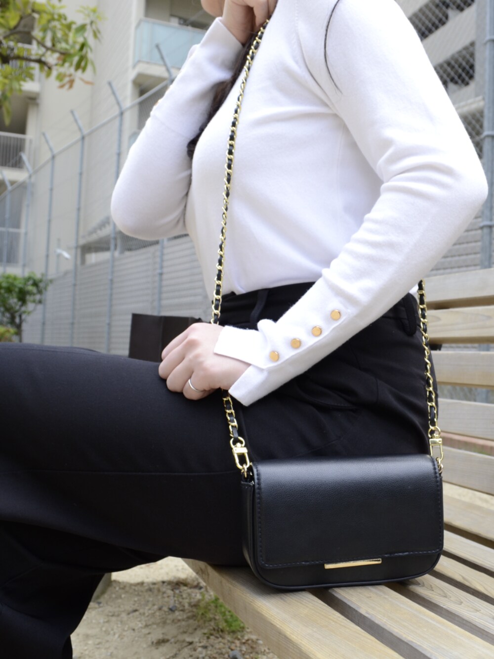 ブラック系のスマホグッズを着用したレディースの春コーディネートの2枚目の写真