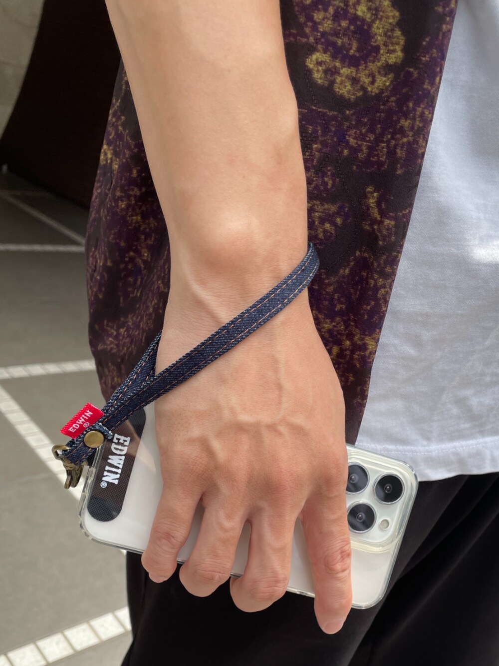 ブルー系のスマホグッズを着用したメンズの夏コーディネートの2枚目の写真