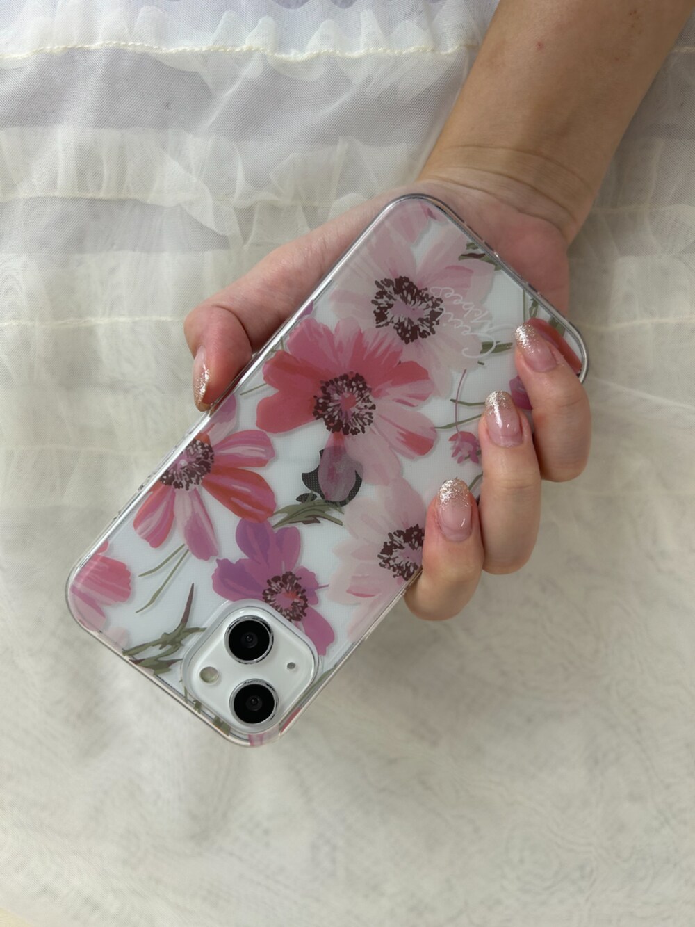 レッド系のスマホケース/カバーを着用したレディースの夏コーディネートの2枚目の写真