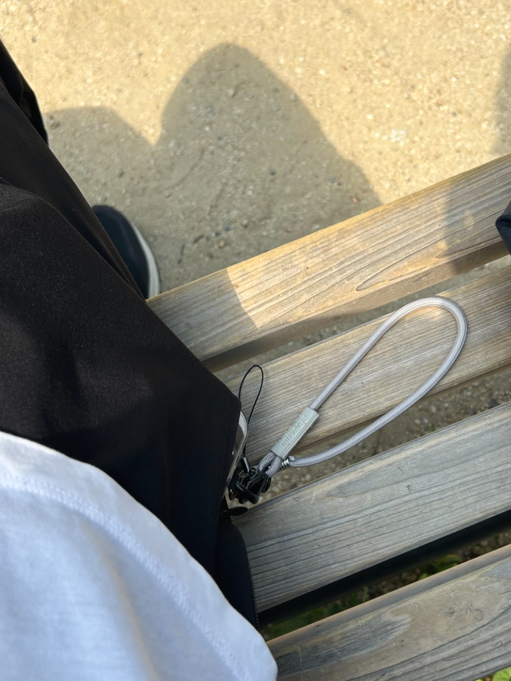 グレー系のスマホグッズを着用したメンズの夏コーディネートの2枚目の写真