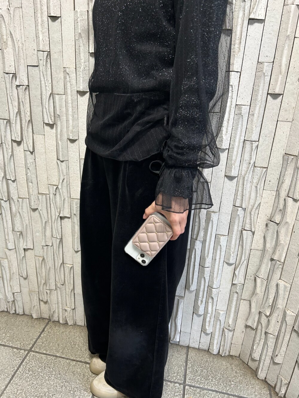 ブラウン系のスマホグッズを着用したレディースの冬コーディネートの2枚目の写真