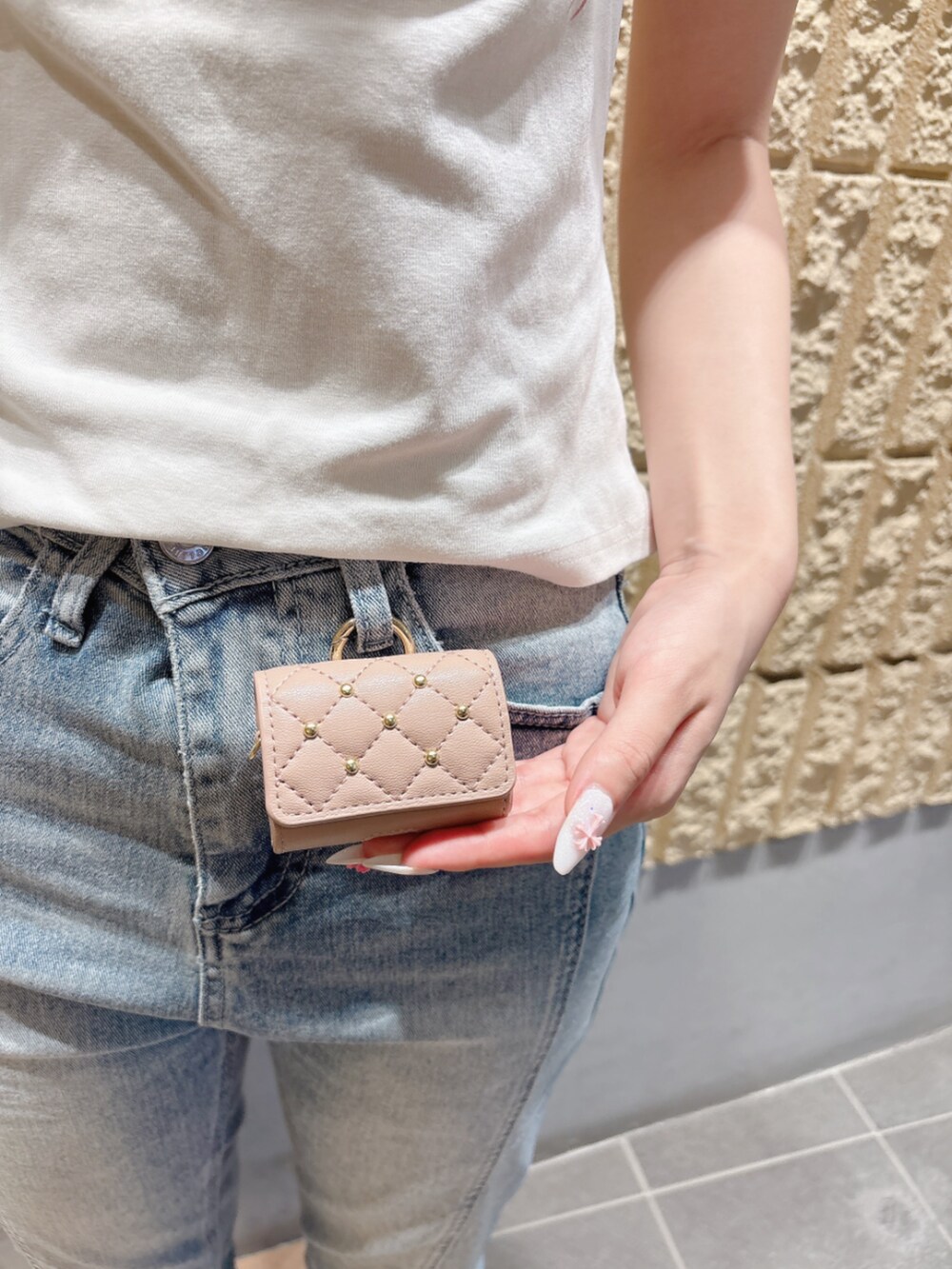 ブラウン系のヘッドフォン/イヤホンを着用したレディースの夏コーディネートの2枚目の写真